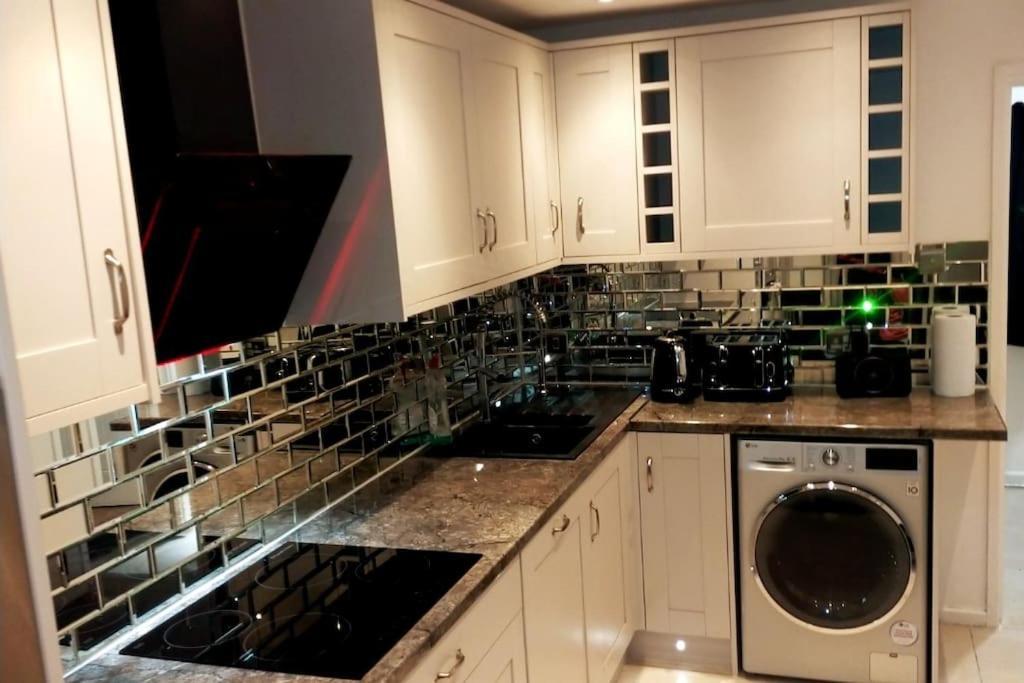 Impeccable 2-Bed House Leilighet London Eksteriør bilde