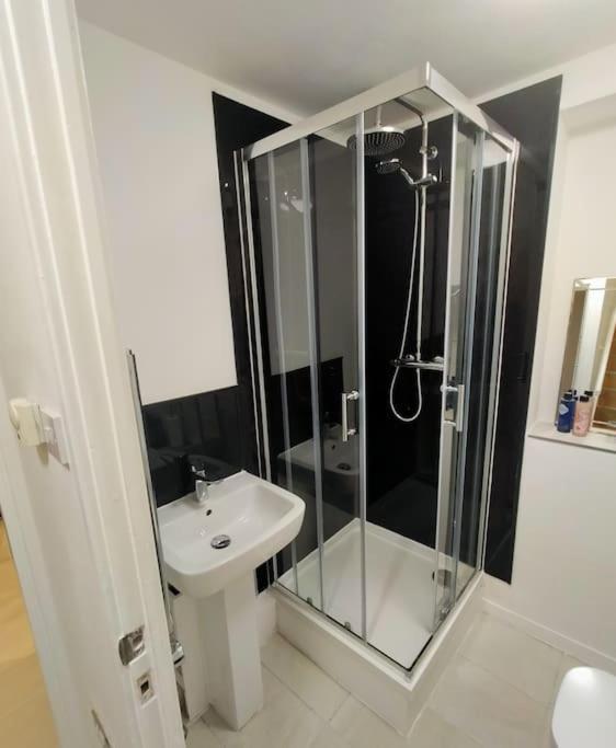 Impeccable 2-Bed House Leilighet London Eksteriør bilde