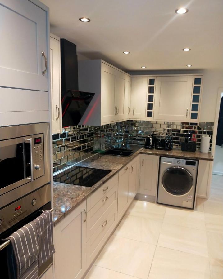 Impeccable 2-Bed House Leilighet London Eksteriør bilde