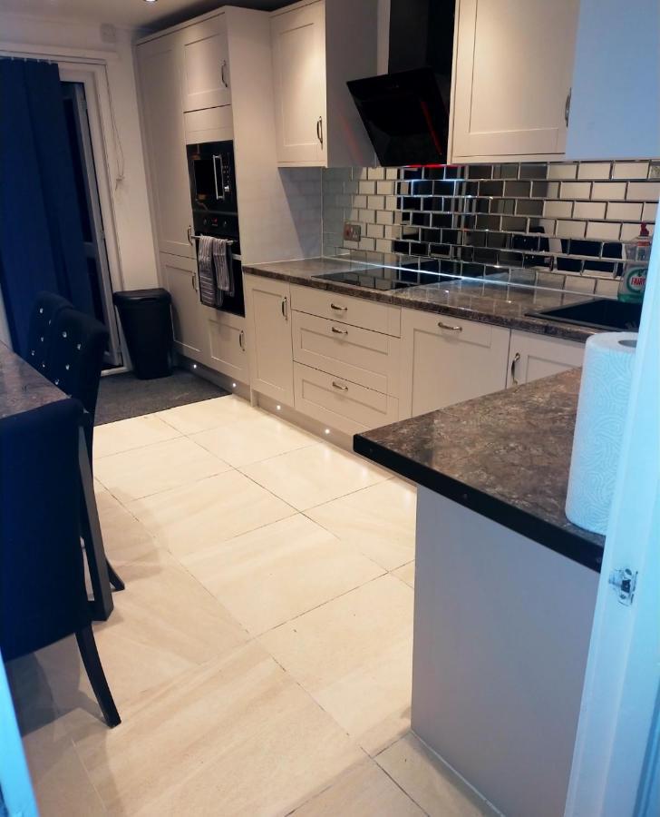 Impeccable 2-Bed House Leilighet London Eksteriør bilde